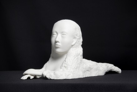 Kiki Smith: Sphinx, 2004. Porcelana 13,5 x 30 x 11 cm. Edición de 13