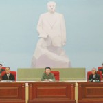 ?!(El dictador Kim Jong II ante una efigie de su padre), 2014. 27 x 30 cm.